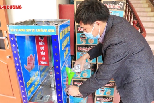 Anh Hát sáng chế máy xịt khuẩn tay đa năng